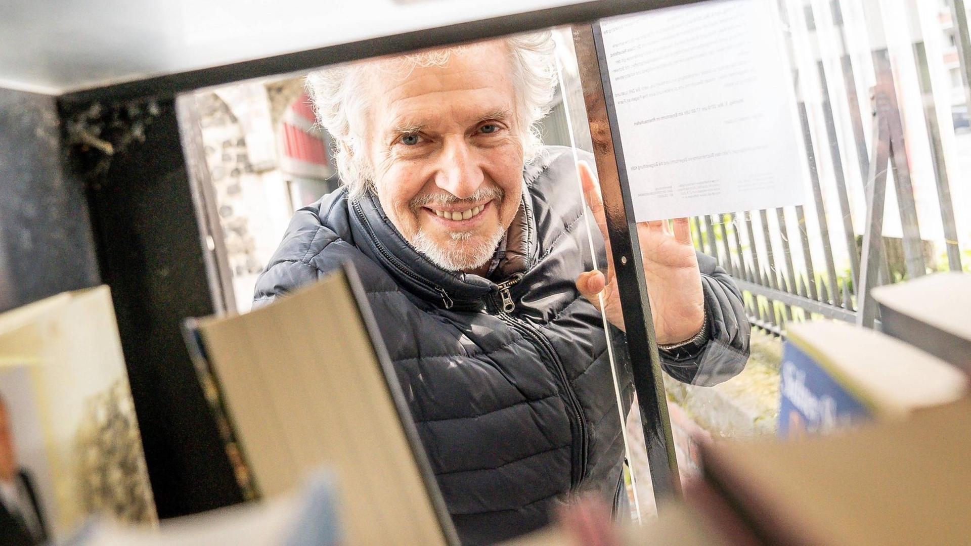 Frank Schätzing stellt sein Buch "Die Tyrannei des Schmetterlings" in einen öffentlichen Bücherschrank am Rheinauhafen in Köln. Frank Schätzing stellt sein Buch "Die Tyrannei des Schmetterlings" in einen öffentlichen Bücherschrank am Rheinauhafen in Köln.