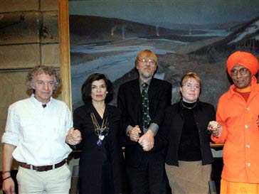 Jakob von Uexkull im Kreise der Alternativen Nobelpreisträger aus dem Jahr 2004