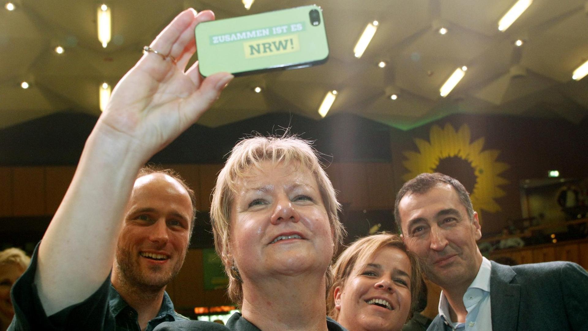 Sylvia Löhrmann (2.v.l.), Spitzenkandidatin von Bündnis 90/Die Grünen in Nordrhein-Westfalen, macht mit Cem Özdemir (r), Vorsitzender der Grünen, Sven Lehmann (l) und Mona Neubaur am 24.09.2016 auf dem Landesparteitag der Grünen in Oberhausen (Nordrhein-Westfalen) ein Selfie. Sylvia Löhrmann (2.v.l.), Spitzenkandidatin von Bündnis 90/Die Grünen in Nordrhein-Westfalen, macht mit Cem Özdemir (r), Vorsitzender der Grünen, Sven Lehmann (l) und Mona Neubaur am 24.09.2016 auf dem Landesparteitag der Grünen in Oberhausen (Nordrhein-Westfalen) ein Selfie.