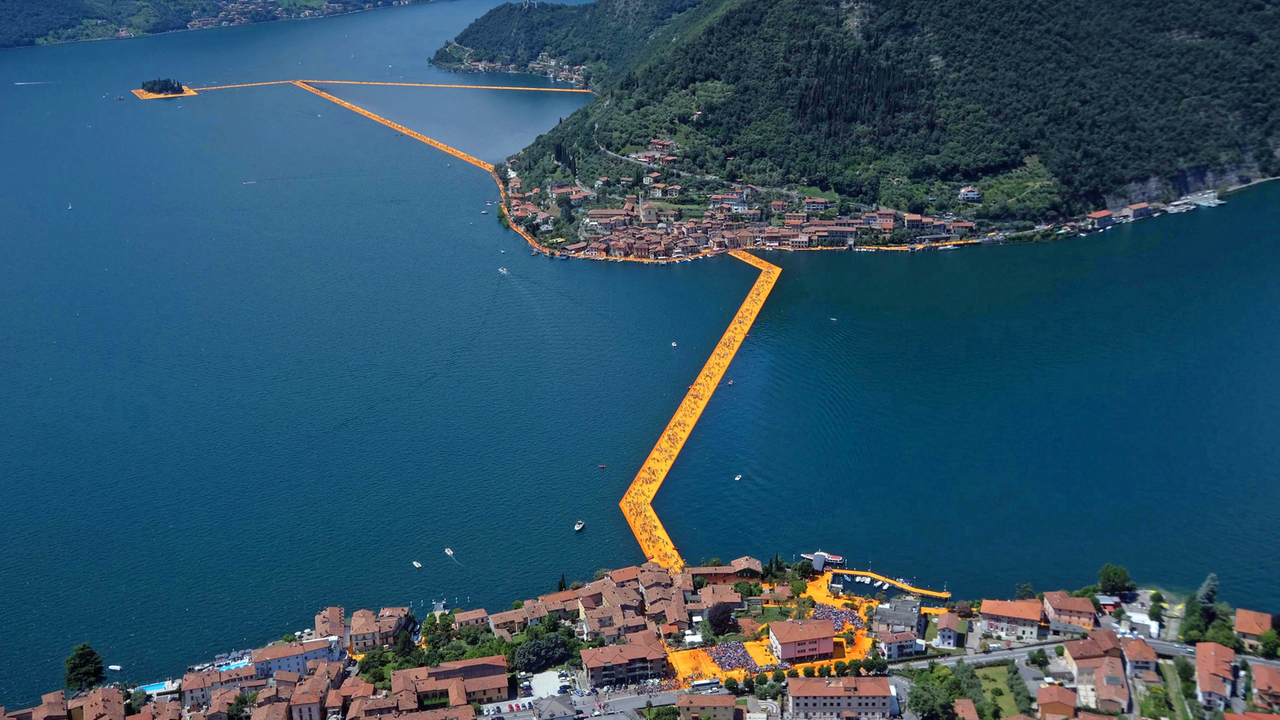 Die "Floating Piers" erlauben es den Besuchern, von Sulzano aus zu den Inseln Monte Isola und San Paolo zu schreiten - und dabei gleichsam über das Wasser zu wandeln. Die "Floating Piers" erlauben es den Besuchern, von Sulzano aus zu den Inseln Monte Isola und San Paolo zu schreiten - und dabei gleichsam über das Wasser zu wandeln.