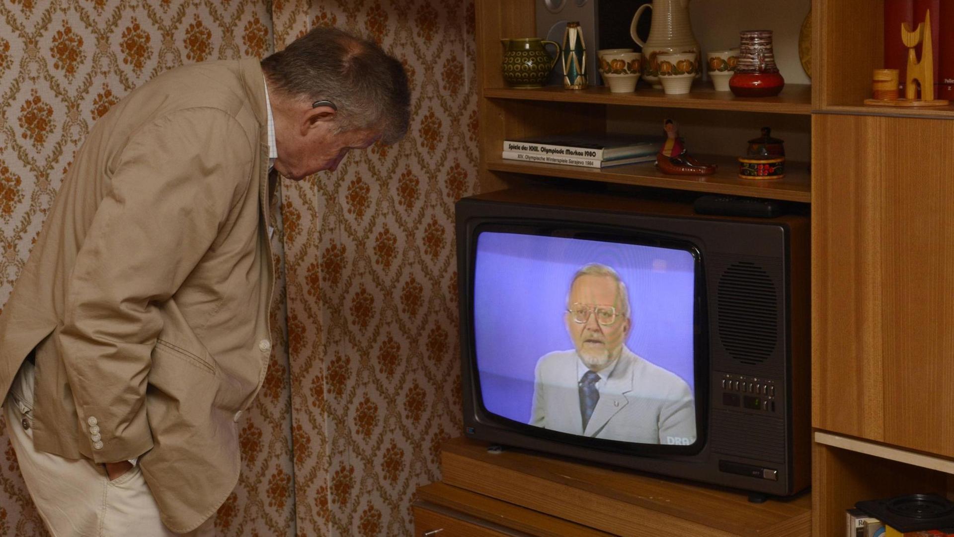 Ein Besucher des DDR-Museums blickt auf einen Fernseher in dem die Sendung "Der Schwarze Kanal" mit dessen Moderator Karl-Eduard von Schnitzler läuft. Ein Besucher des DDR-Museums blickt auf einen Fernseher in dem die Sendung "Der Schwarze Kanal" mit dessen Moderator Karl-Eduard von Schnitzler läuft.
