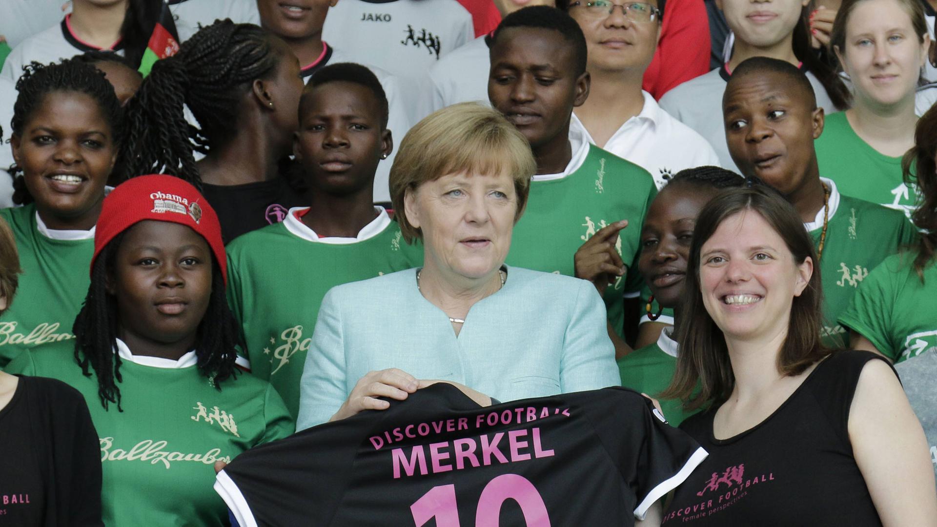 Bundeskanzlerin Angela Merkel mit Fußballerinnen des Discover Football Festivals. Bundeskanzlerin Angela Merkel mit Fußballerinnen des Discover Football Festivals.