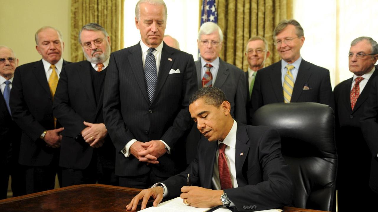 Barack Obama unterzeichnet am 22. Januar 2009 die Anordnung zur Schließung des Gefangenenlagers in Guantanamo. Barack Obama unterzeichnet am 22. Januar 2009 die Anordnung zur Schließung des Gefangenenlagers in Guantanamo.