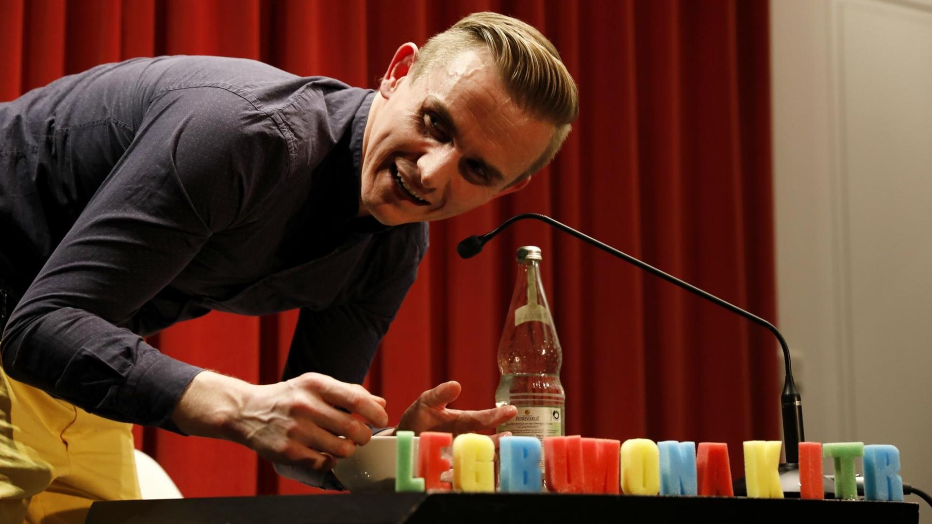 Das Bild zeigt Steve J. Fowler auf der Bühne. Das Bild zeigt Steve J. Fowler auf der Bühne.
