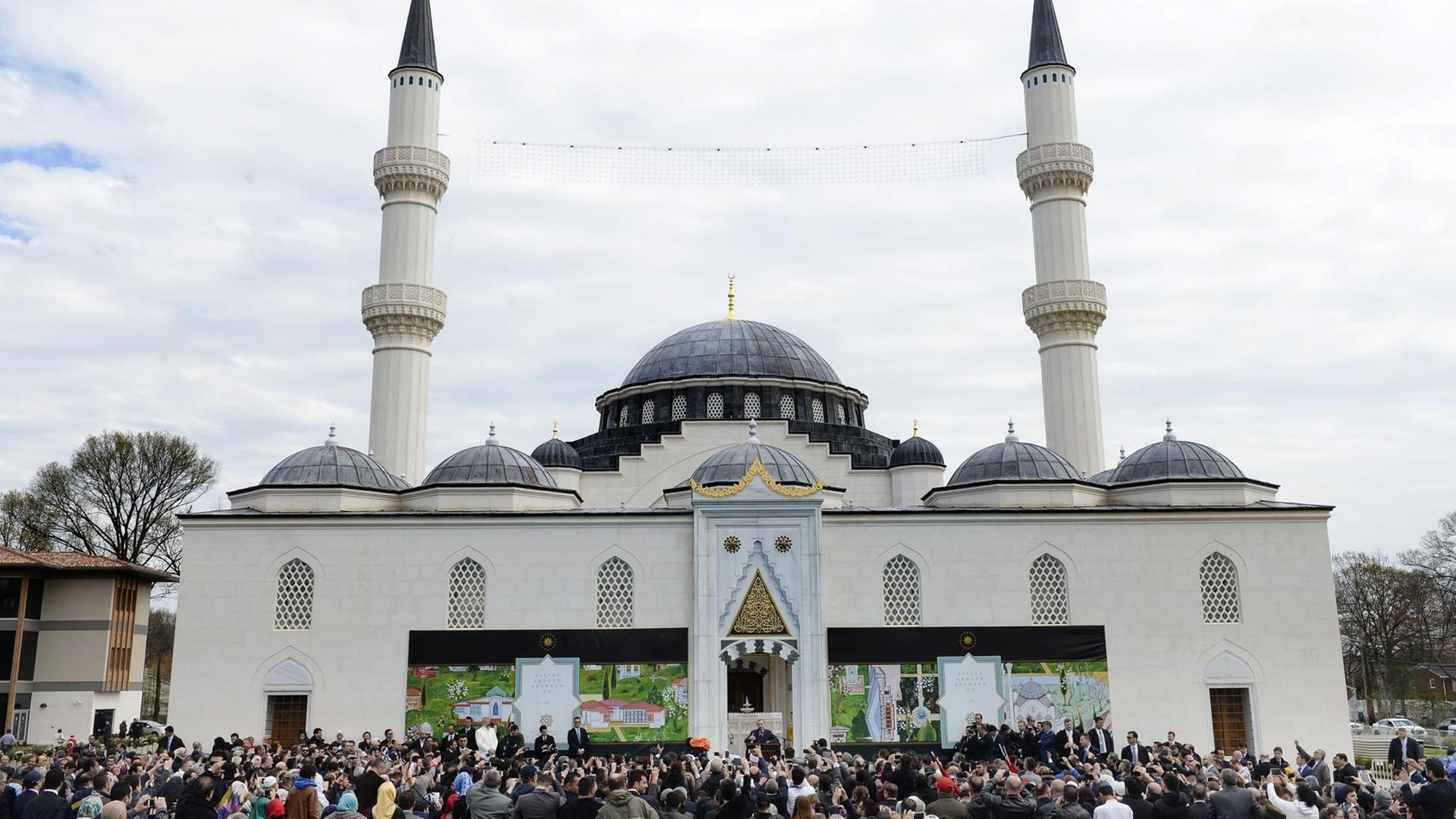 Eine Aufnahme der Moschee mit zwei Minaretten. Eine Aufnahme der Moschee mit zwei Minaretten.