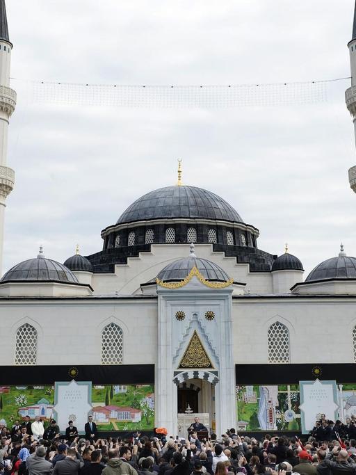 Eine Aufnahme der Moschee mit zwei Minaretten.