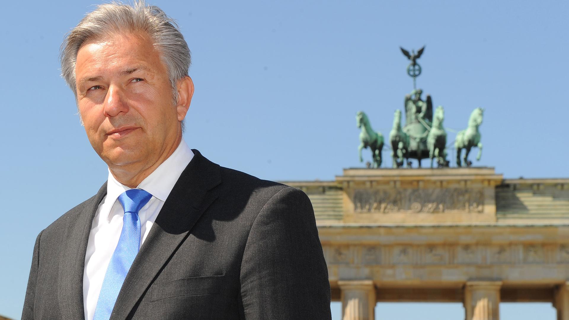 Berlins Regierender Bürgermeister Klaus Wowereit steht in Berlin vor dem Brandenburger Tor.