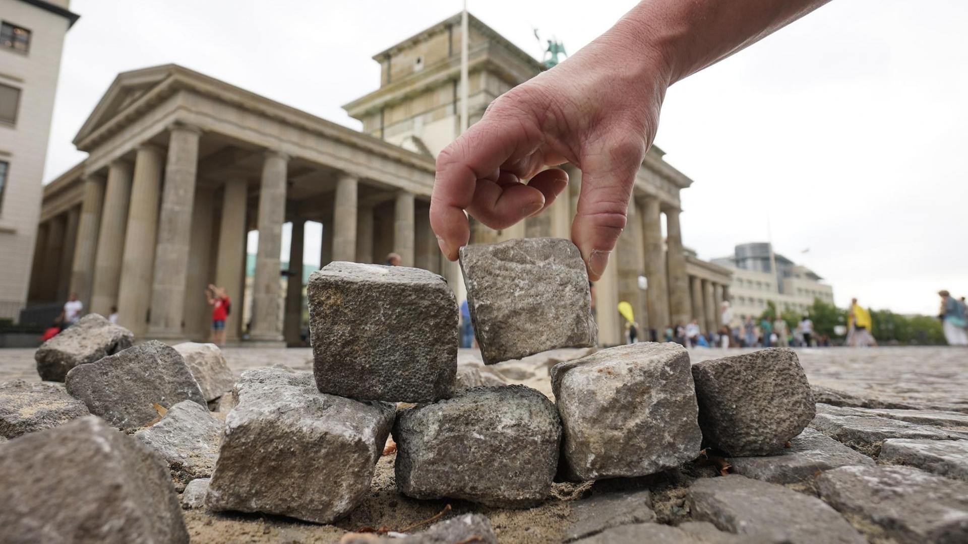 Berlin: Aus Plasterscheinen wird eine kleine Mauer vor dem Brandenburger Tor errichtet (Illustration). Berlin: Aus Plasterscheinen wird eine kleine Mauer vor dem Brandenburger Tor errichtet (Illustration).