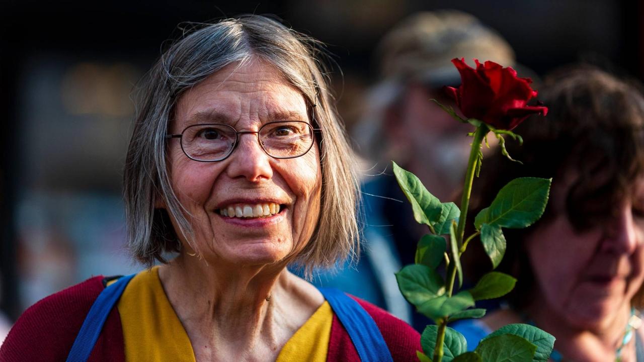 Die Witwe von Rudi Dutschke Gretchen Dutschke-Klotz steht mit einer Rose vor dem Gedenkstein. Rudi Dutschke wurde vor 50 Jahren von einem 23-jährigen Schützen und drei Kugeln getroffen. Die Witwe von Rudi Dutschke Gretchen Dutschke-Klotz steht mit einer Rose vor dem Gedenkstein. Rudi Dutschke wurde vor 50 Jahren von einem 23-jährigen Schützen und drei Kugeln getroffen.