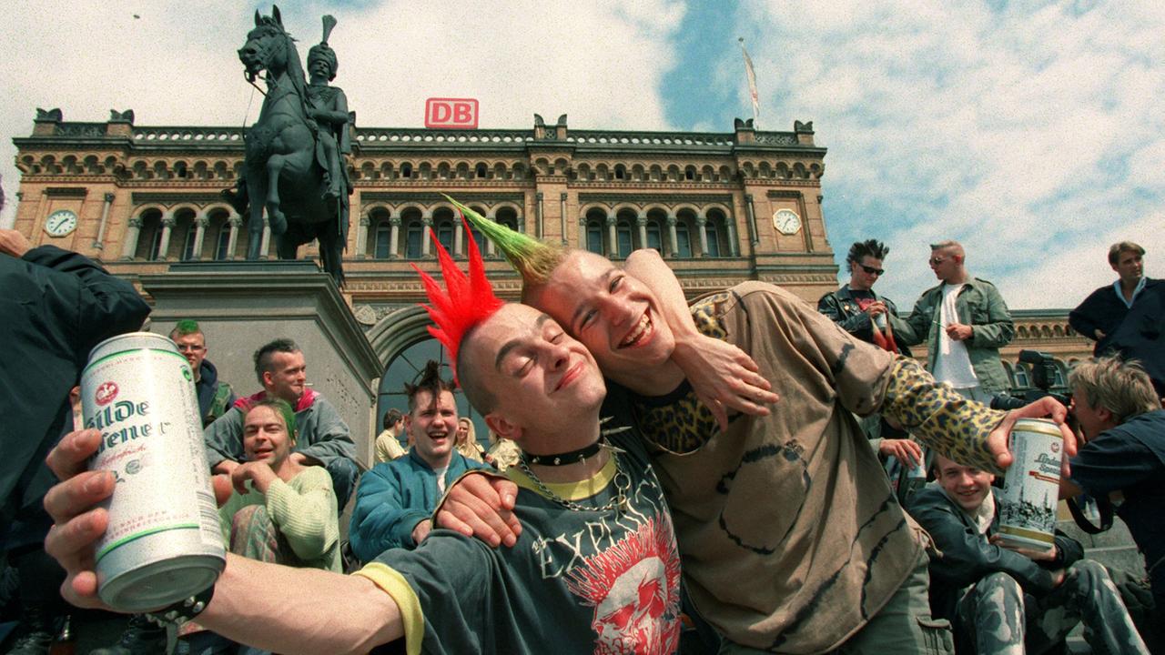 Freundschaftlich trinken Punks am 2.8.1997 vor dem Hauptbahnhof in Hannover ihr Bier. Freundschaftlich trinken Punks am 2.8.1997 vor dem Hauptbahnhof in Hannover ihr Bier.