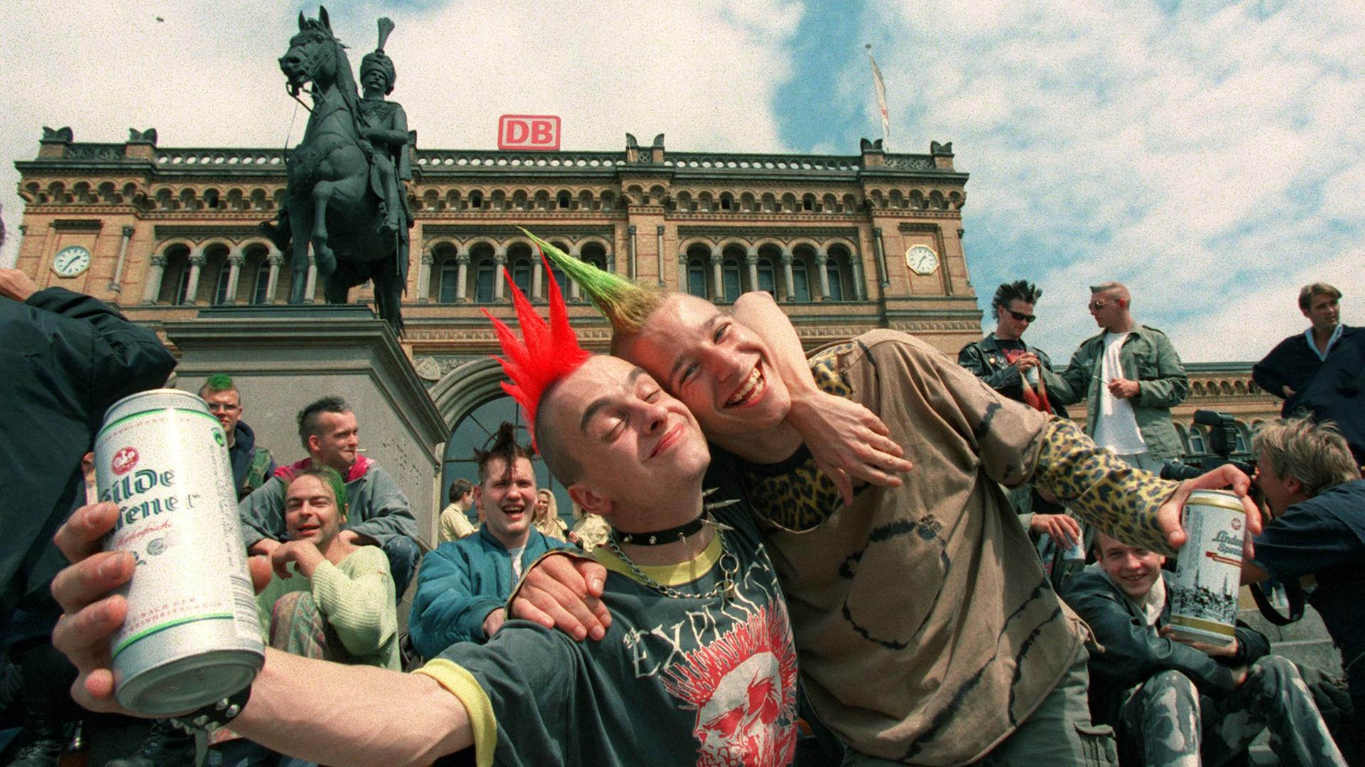 Freundschaftlich trinken Punks am 2.8.1997 vor dem Hauptbahnhof in Hannover ihr Bier. Freundschaftlich trinken Punks am 2.8.1997 vor dem Hauptbahnhof in Hannover ihr Bier.