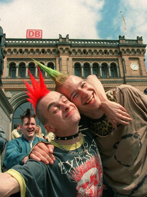Freundschaftlich trinken Punks am 2.8.1997 vor dem Hauptbahnhof in Hannover ihr Bier.