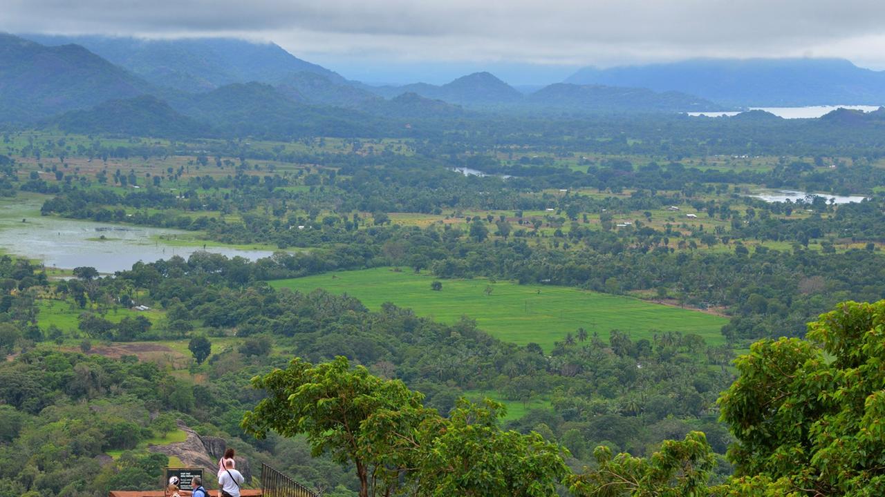 Rundumblick vom Sigiriya-Felsen in Sri Lanka. Sigiriya ist ein Monolith in Sri Lanka, auf dem sich die Ruinen einer historischen Felsenfestung befinden. Der Name leitet sich von 'Siha Giri' ab, was Löwenfelsen bedeutet. 1982 wurde Sigiriya von der UNESCO zum Weltkulturerbe erklärt. Rundumblick vom Sigiriya-Felsen in Sri Lanka. Sigiriya ist ein Monolith in Sri Lanka, auf dem sich die Ruinen einer historischen Felsenfestung befinden. Der Name leitet sich von 'Siha Giri' ab, was Löwenfelsen bedeutet. 1982 wurde Sigiriya von der UNESCO zum Weltkulturerbe erklärt.