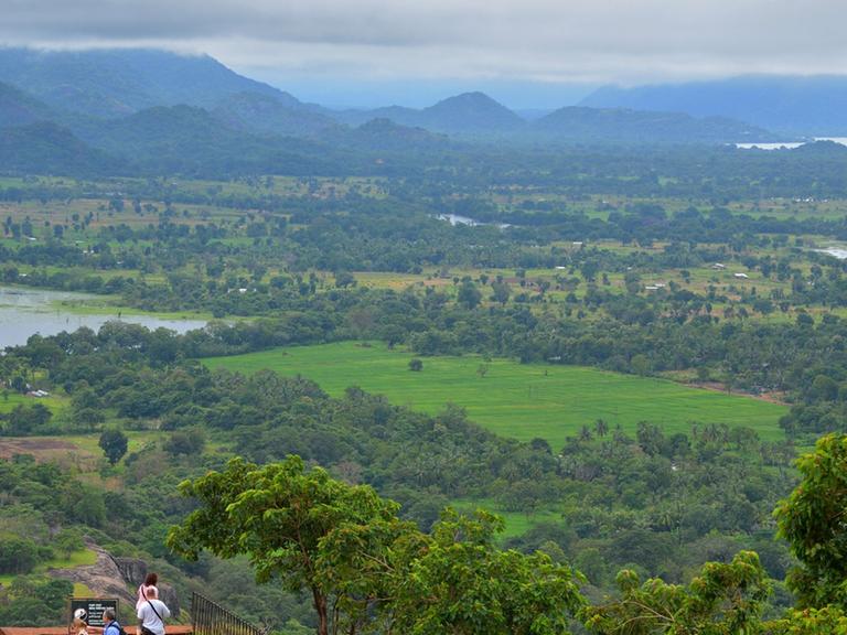 Rundumblick vom Sigiriya-Felsen in Sri Lanka.