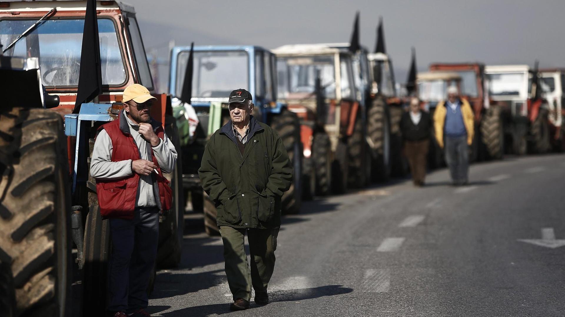 Griechische Bauern blockieren mit ihren Traktoren die Grenzen zu Bulgarien und der Türkei Griechische Bauern blockieren mit ihren Traktoren die Grenzen zu Bulgarien und der Türkei