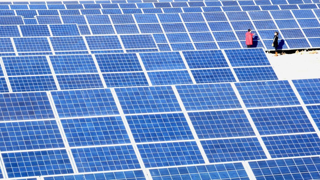 Solarkraftwerk in Chinas nordwestlicher Provinz Gansu Solarkraftwerk in Chinas nordwestlicher Provinz Gansu