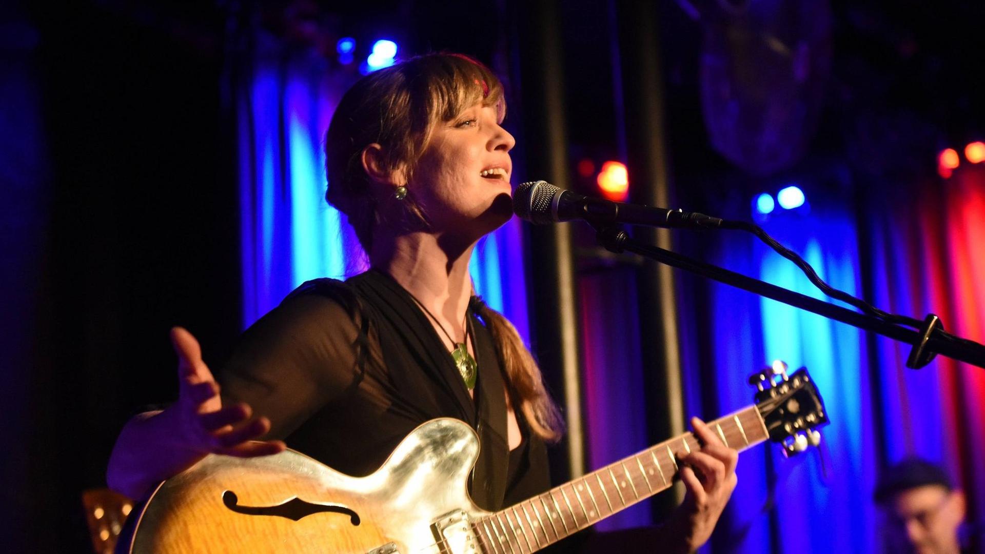 Die Musikerin Christina Lux bei einem Konzert im Theaterstübchen Kassel 2018 Die Musikerin Christina Lux bei einem Konzert im Theaterstübchen Kassel 2018