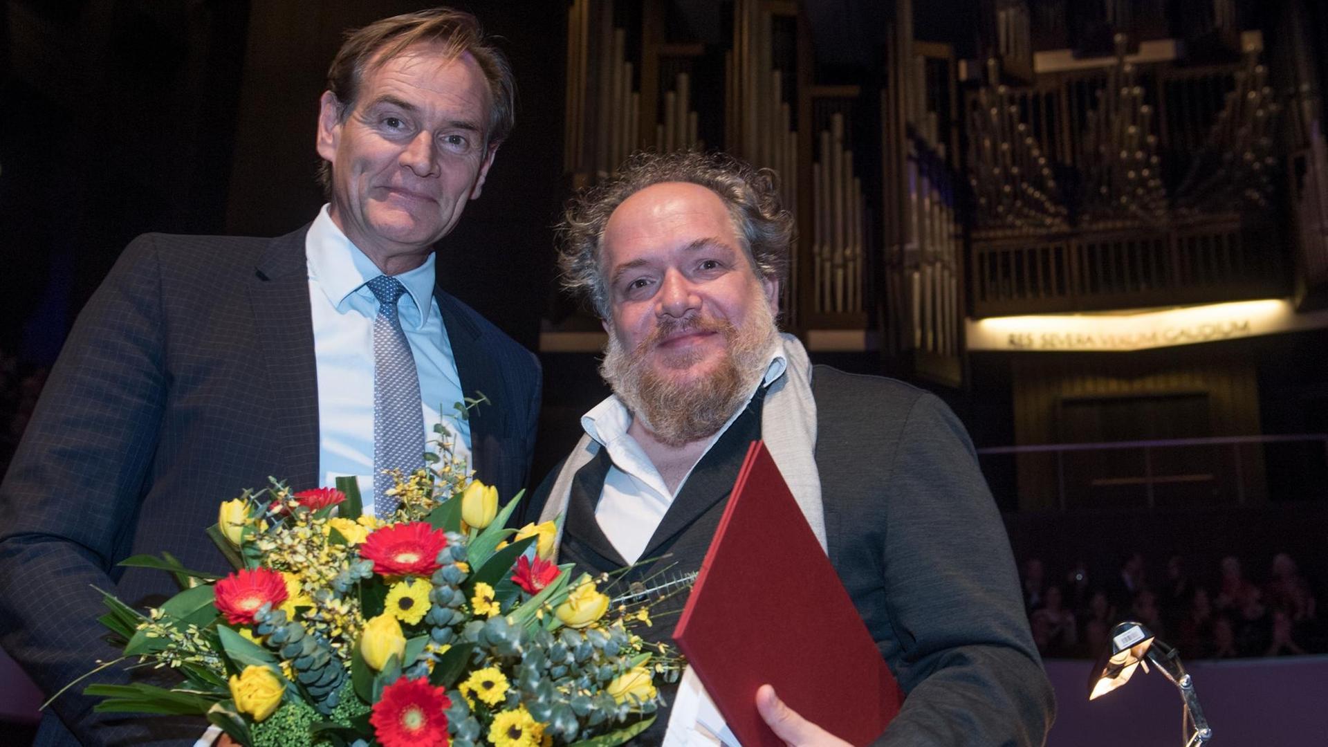 Der französische Schriftsteller und Übersetzer Mathias Enard (r.) wird am 22.03.2017 im Rahmen der Eröffnung der Leipziger Buchmesse im Gewandhaus in Leipzig (Sachsen) von Leipzigs Oberbürgermeister Burkhard Jung (SPD) mit dem Leipziger Buchpreis zur Europäischen Verständigung ausgezeichnet. Der französische Schriftsteller und Übersetzer Mathias Enard (r.) wird am 22.03.2017 im Rahmen der Eröffnung der Leipziger Buchmesse im Gewandhaus in Leipzig (Sachsen) von Leipzigs Oberbürgermeister Burkhard Jung (SPD) mit dem Leipziger Buchpreis zur Europäischen Verständigung ausgezeichnet.