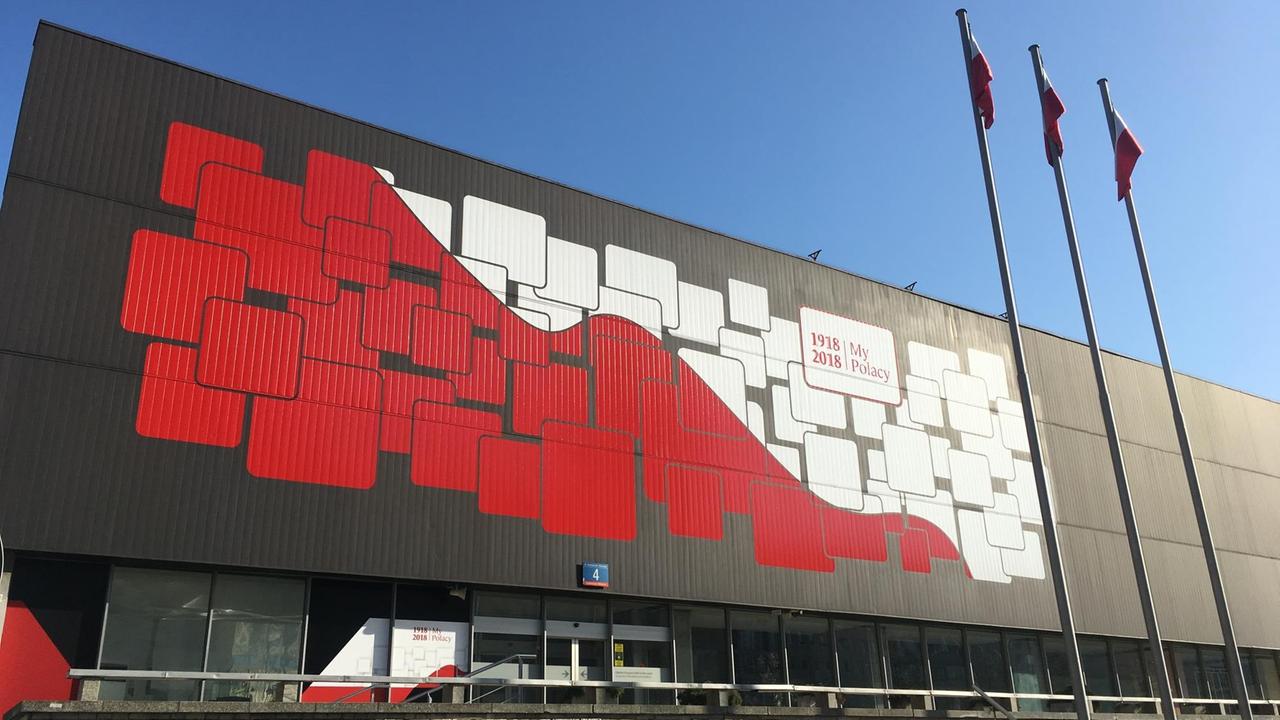 Rote und weiße Steine auf einer Hausfassde, daneben steht: 1918-2018 - Wir Polen!! Rote und weiße Steine auf einer Hausfassde, daneben steht: 1918-2018 - Wir Polen!!