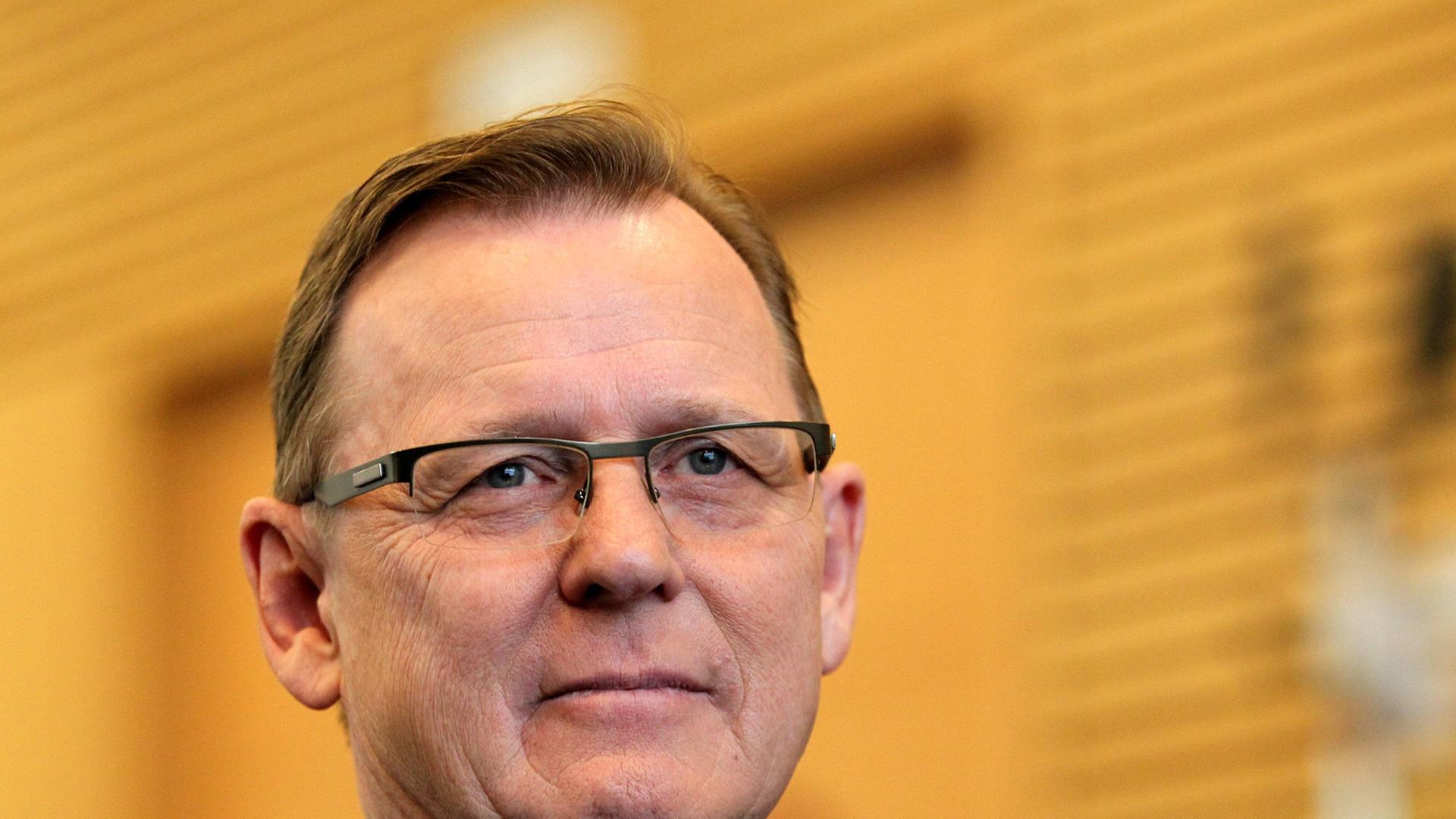 Linke-Politiker Bodo Ramelow am 4.12.2014 bei der Unterzeichnung des rot-rot-grünen Koalitionsvertrages. Linke-Politiker Bodo Ramelow am 4.12.2014 bei der Unterzeichnung des rot-rot-grünen Koalitionsvertrages.