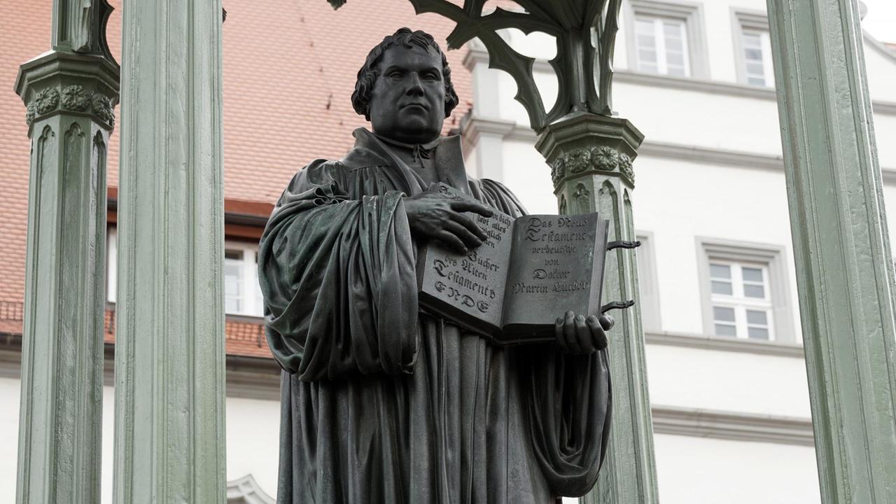 Denkmal des Reformators Martin Luther (1483-1546) vor dem Rathaus auf dem Marktplatz von Wittenberg (Sachsen-Anhalt), aufgenommen am 03.08.2016.