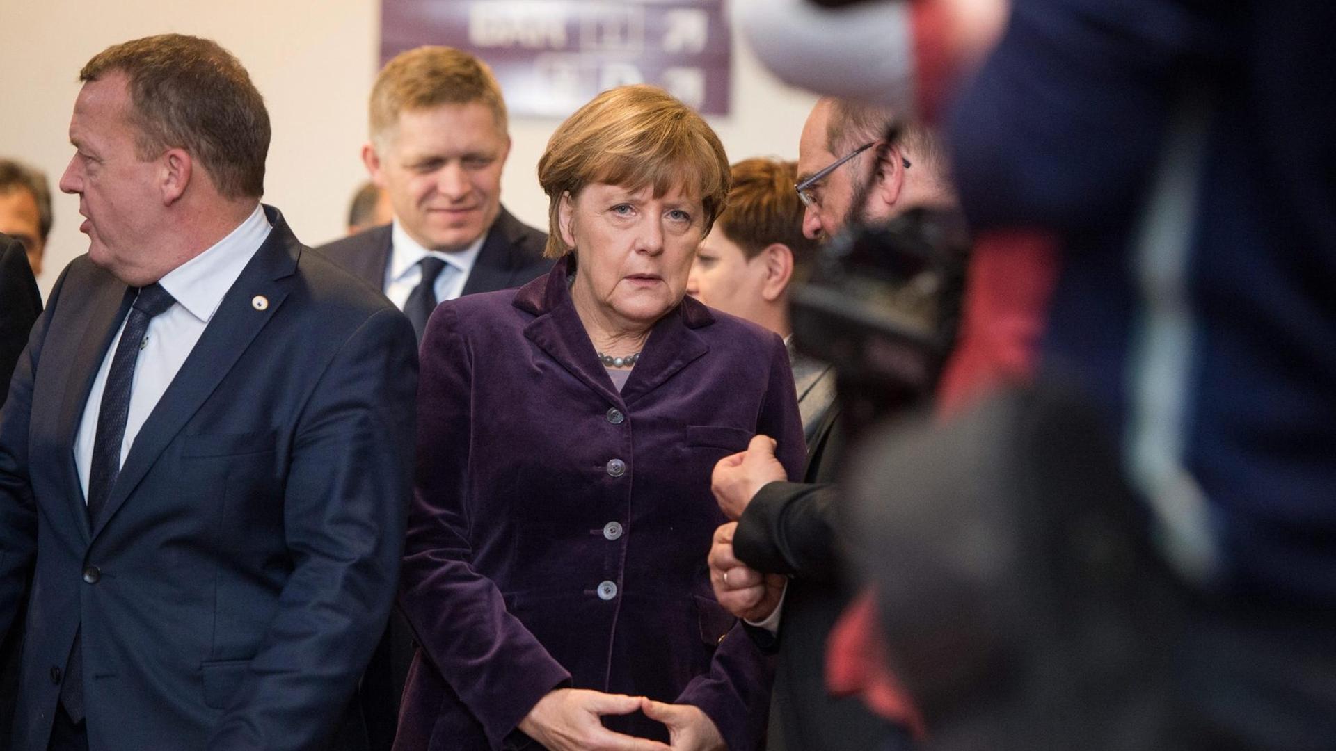 Bundeskanzlerin Angela Merkel schaut in die Kamera während einer Fotoaufnahme auf dem EU-Gipfel in Brüssel.