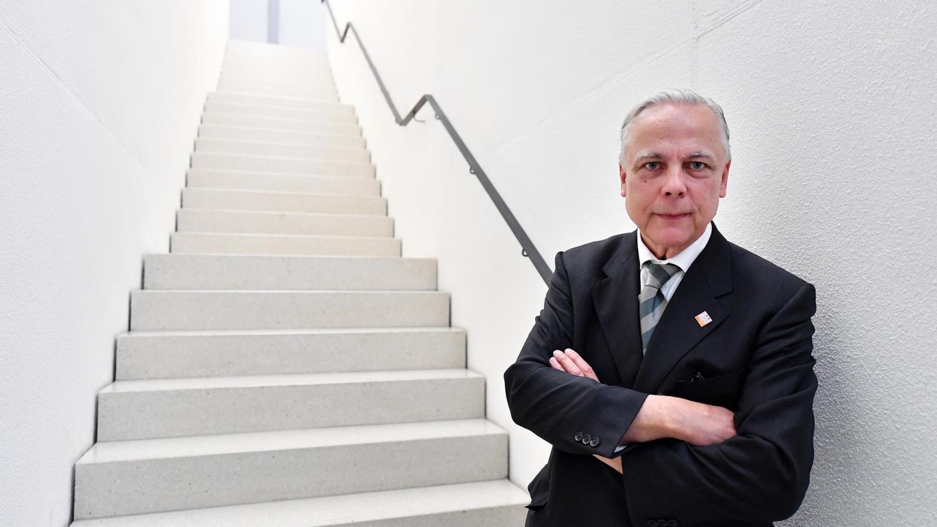 Hellmut Seemann, Präsident der Klassik Stiftung Weimar, steht am 04.04.2019, einen Tag vor der Eröffnung, an einer weißen Treppe im neuen Bauhaus-Museum. Hellmut Seemann, Präsident der Klassik Stiftung Weimar, steht am 04.04.2019, einen Tag vor der Eröffnung, an einer weißen Treppe im neuen Bauhaus-Museum.