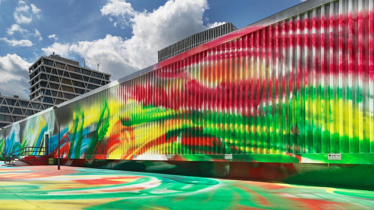 Die von Katharina Grosse bemalten Rieckhallen am Hamburger Bahnhof - im Rahmen der Ausstellung "Katharina Grosse - It Wasn't Us" in Berlin. Die von Katharina Grosse bemalten Rieckhallen am Hamburger Bahnhof - im Rahmen der Ausstellung "Katharina Grosse - It Wasn't Us" in Berlin.