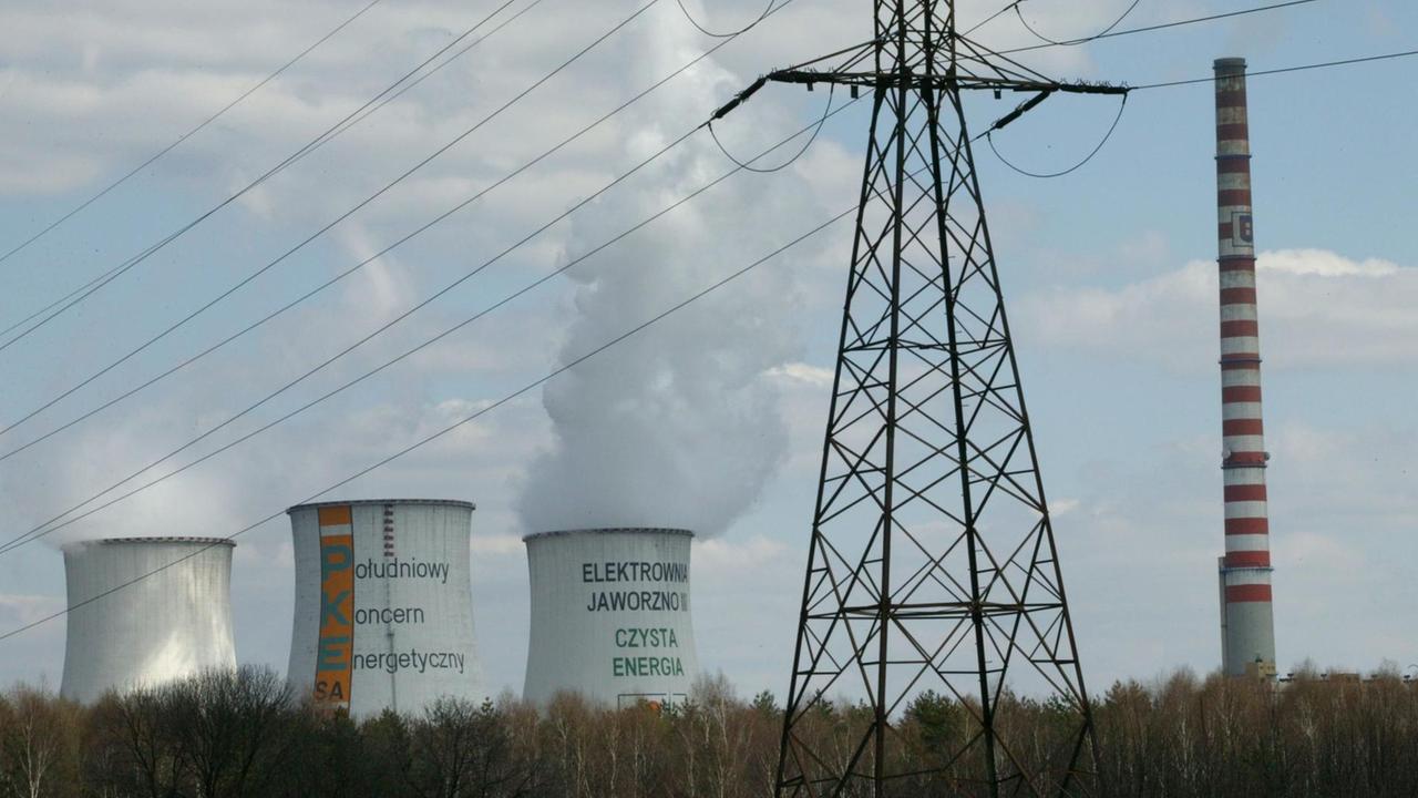 Rauchende Kühltürme des Kraftwerks des Energiekonzern Süd PKE in der Nähe von Kattowitz in einer Landschaft. Rauchende Kühltürme des Kraftwerks des Energiekonzern Süd PKE in der Nähe von Kattowitz in einer Landschaft.