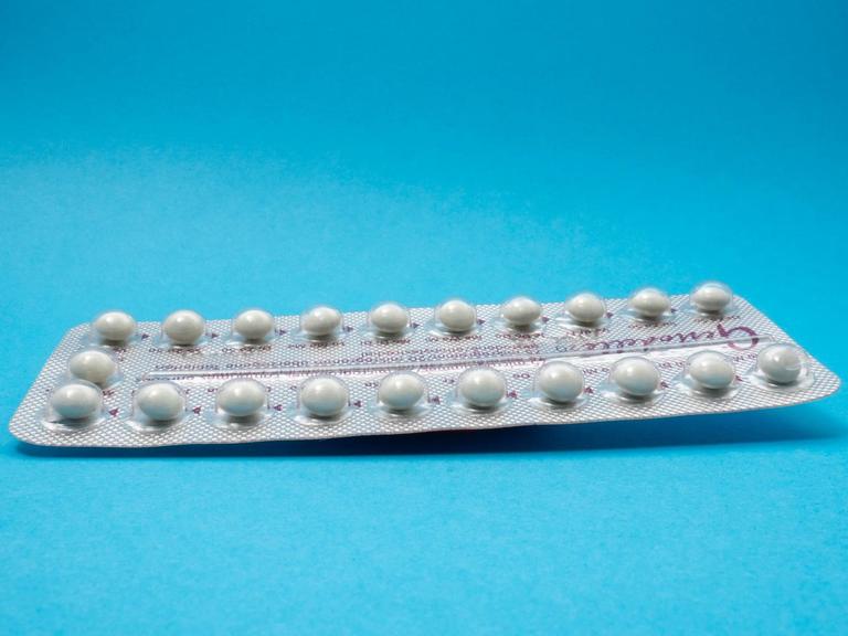 Eine Pillenpackung der Antibabypille vor blauem Hintergrund.