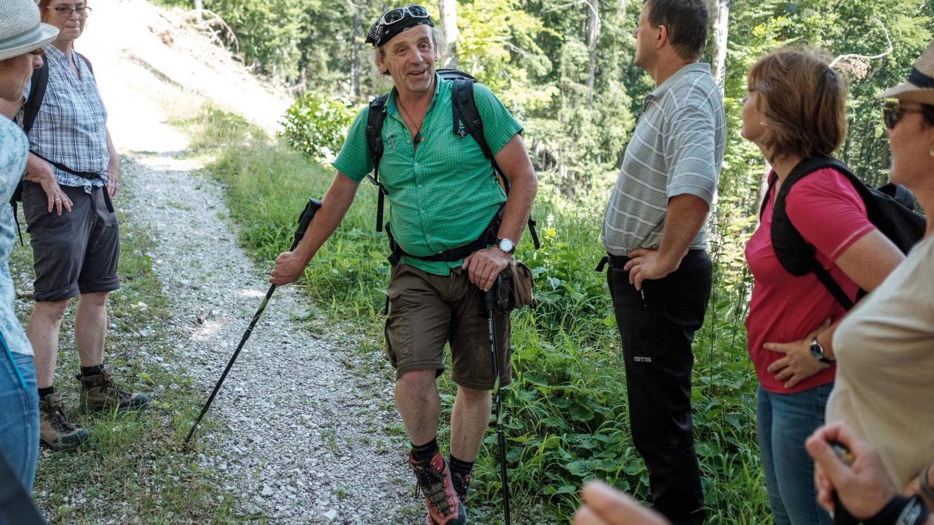 Eine Wandergruppe hört Zdravko Haderlaps Erklärungen zu Eine Wandergruppe hört Zdravko Haderlaps Erklärungen zu