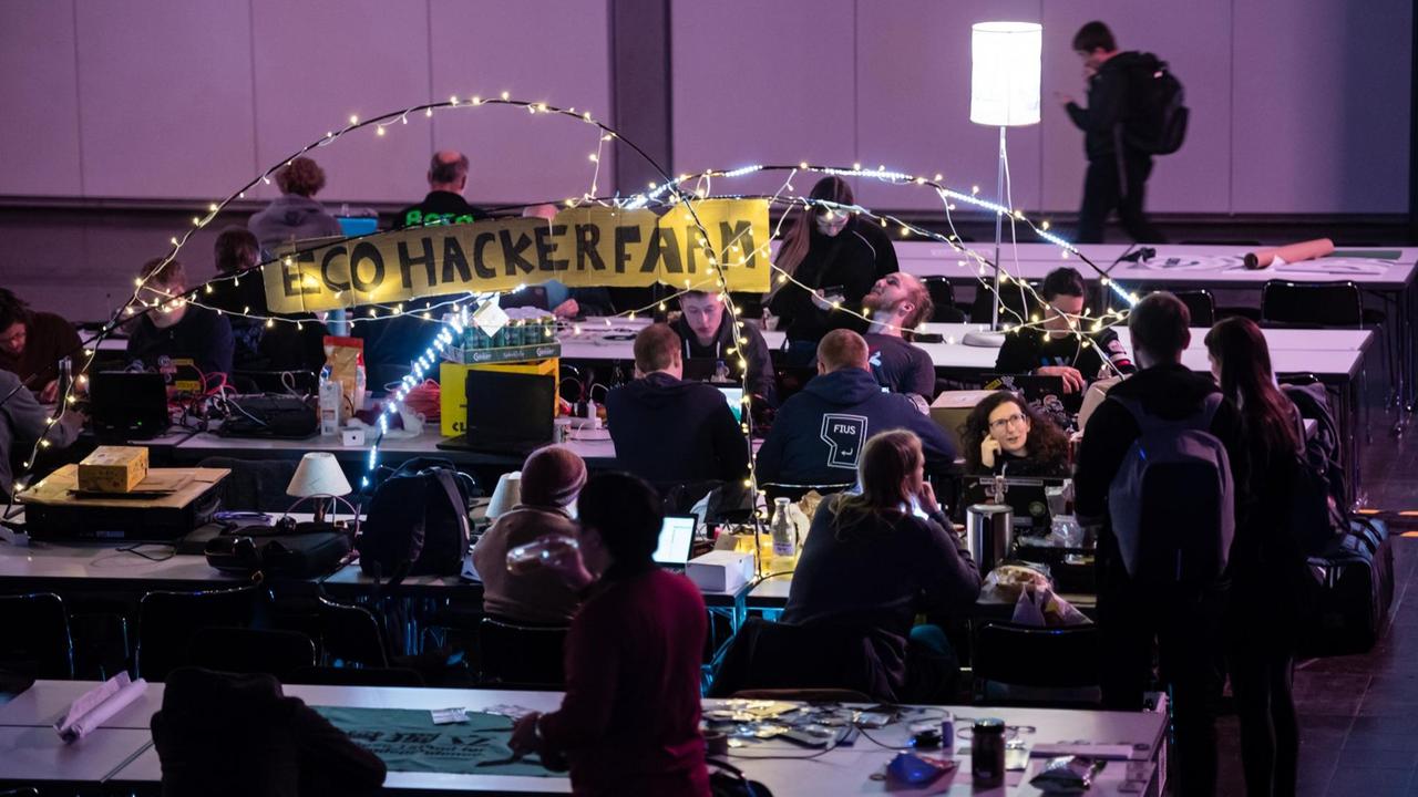Teilnehmer des 36C3 Chaos Communication Congress in Leipzig an gemeinsamen Arbeitstischen. Teilnehmer des 36C3 Chaos Communication Congress in Leipzig an gemeinsamen Arbeitstischen.