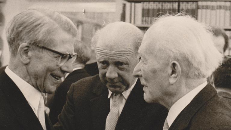 Friedrich Hund (links) mit Werner Heisenberg (M.) und Max Born (r.) Friedrich Hund (links) mit Werner Heisenberg (M.) und Max Born (r.)