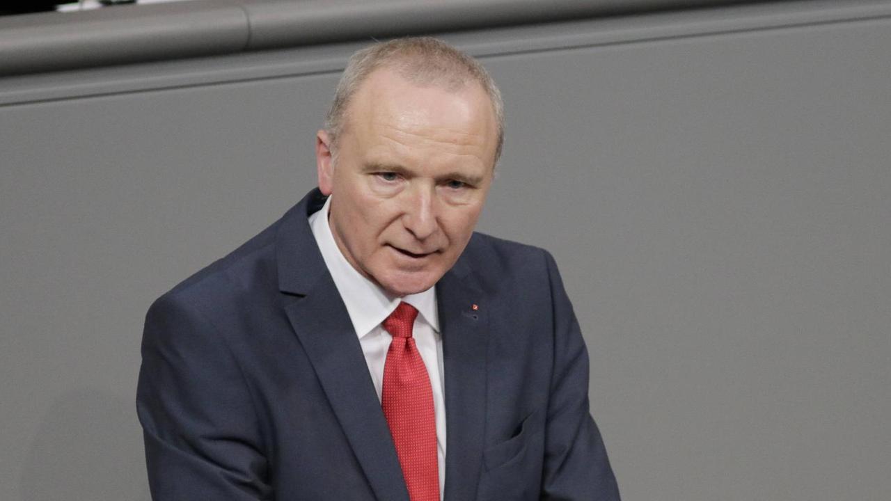 Westphal spricht im schwarzen Jackett in die Mikrofone und gestikuliert mit den Händen. Westphal spricht im schwarzen Jackett in die Mikrofone und gestikuliert mit den Händen.