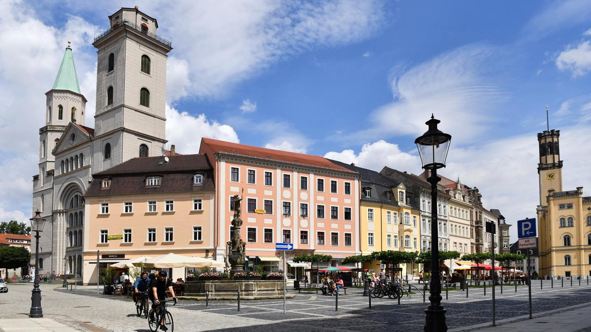 Die Johanniskirche, der Marsbrunnen, Wohn- und Geschäftshäuser und das Rathaus auf dem Marktplatz von Zittau (Sachsen).