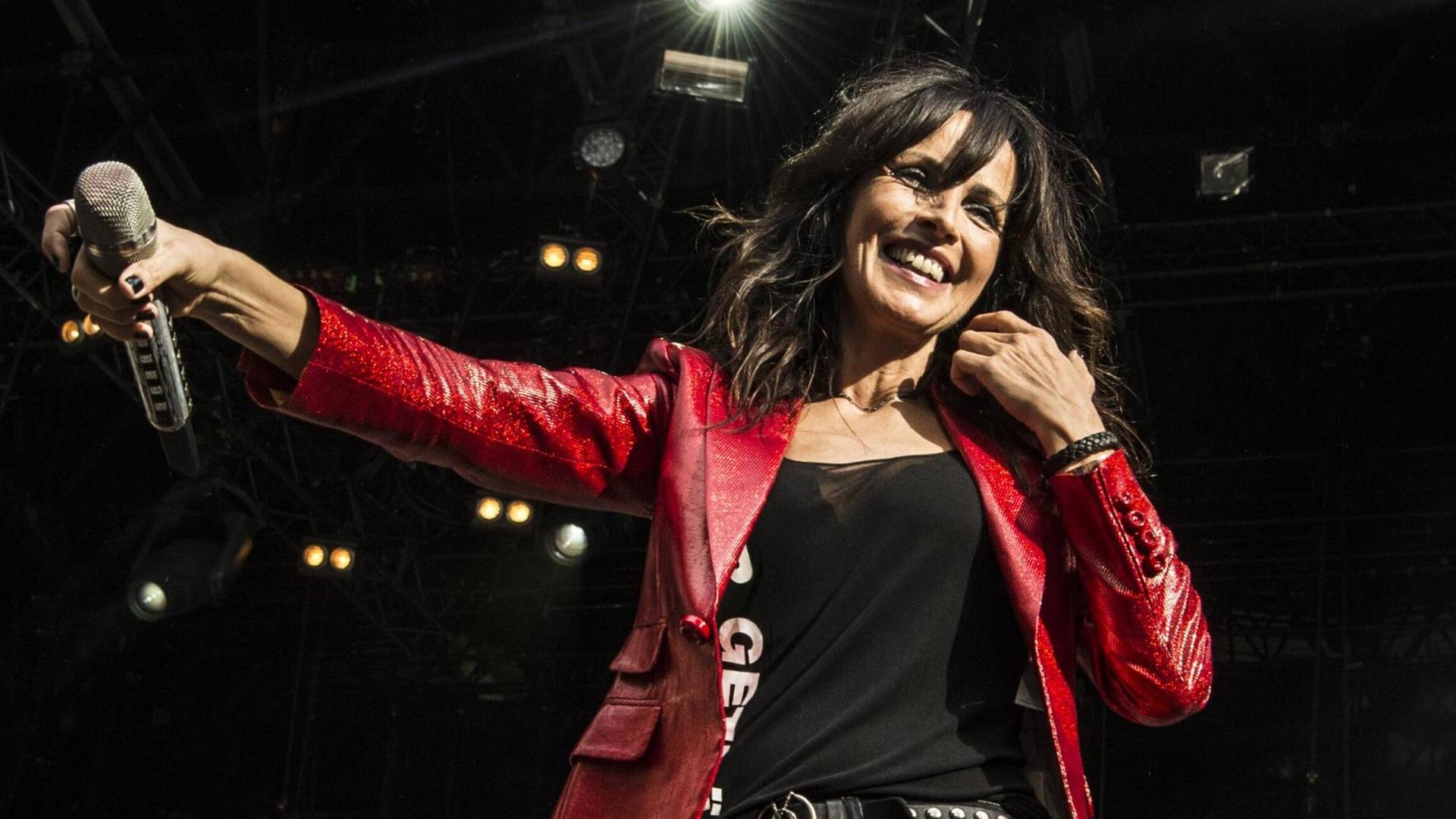 Musikerin Nena steht auf einem Festival am 7. August 2019 in Skanderborg, Dänemark auf der Bühne. Sie trägt eine rote Lederjacke und lächelt ins Publikum. Musikerin Nena steht auf einem Festival am 7. August 2019 in Skanderborg, Dänemark auf der Bühne. Sie trägt eine rote Lederjacke und lächelt ins Publikum.