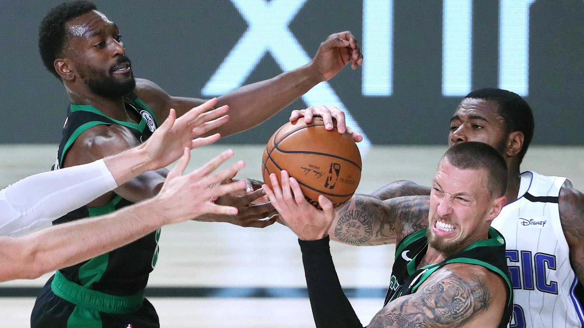 Daniel Theis kämpft mit einem Gegenspieler um den Ball. Daniel Theis kämpft mit einem Gegenspieler um den Ball.