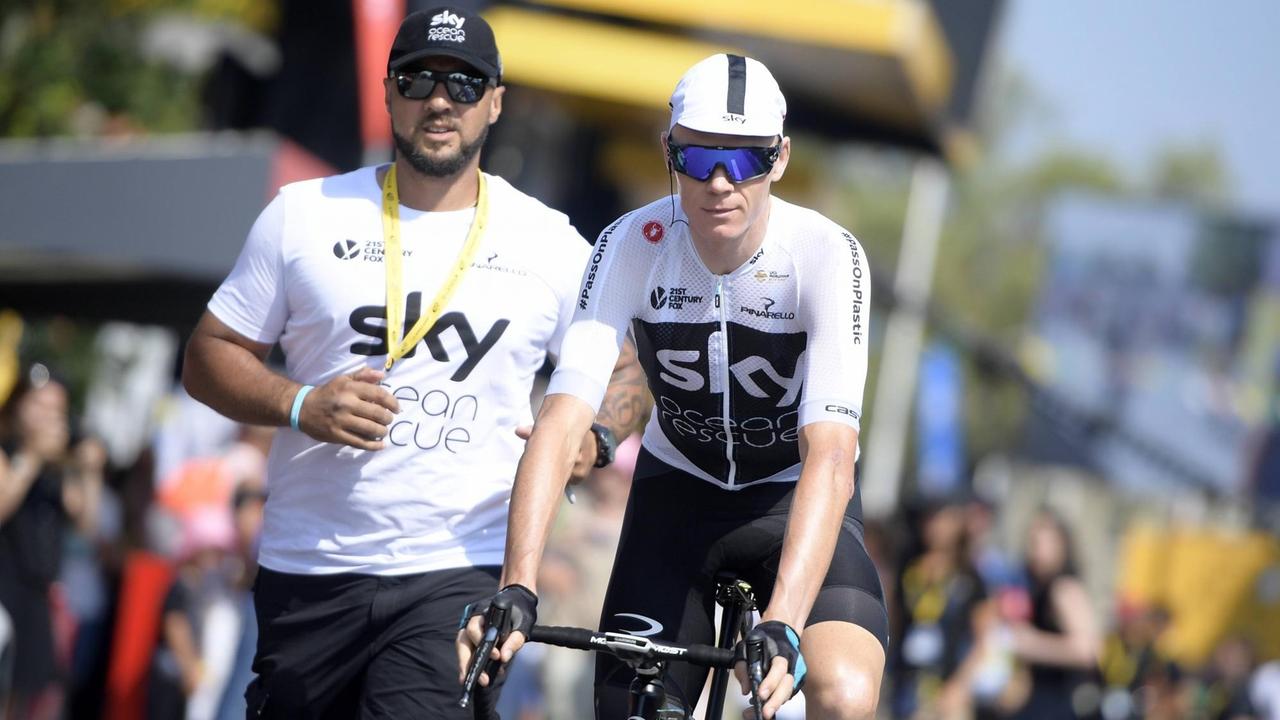Chris Froome vom Team Sky und sein persönlicher Bodyguard. Chris Froome vom Team Sky und sein persönlicher Bodyguard.