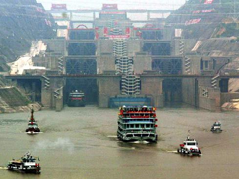 Schiffe fahren auf dem Jangste aus der fünfstufigen Schleuse am Drei-Schluchten-Staudamm in China Schiffe fahren auf dem Jangste aus der fünfstufigen Schleuse am Drei-Schluchten-Staudamm in China