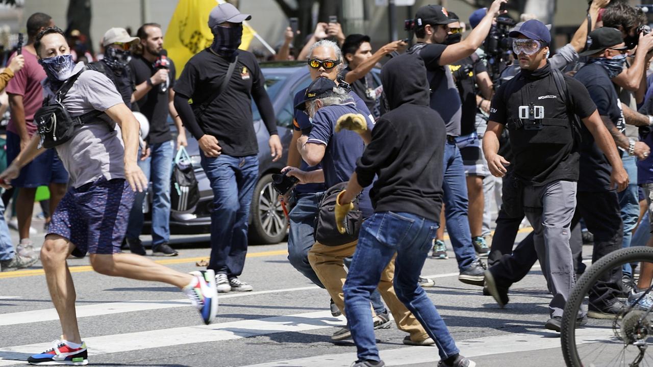 Demonstranten, die sich gegen Impfungen aussprechen, stoßen während eines Protestes vor dem Rathaus in Los Angeles mit Gegendemonstranten zusammen. Demonstranten, die sich gegen Impfungen aussprechen, stoßen während eines Protestes vor dem Rathaus in Los Angeles mit Gegendemonstranten zusammen.
