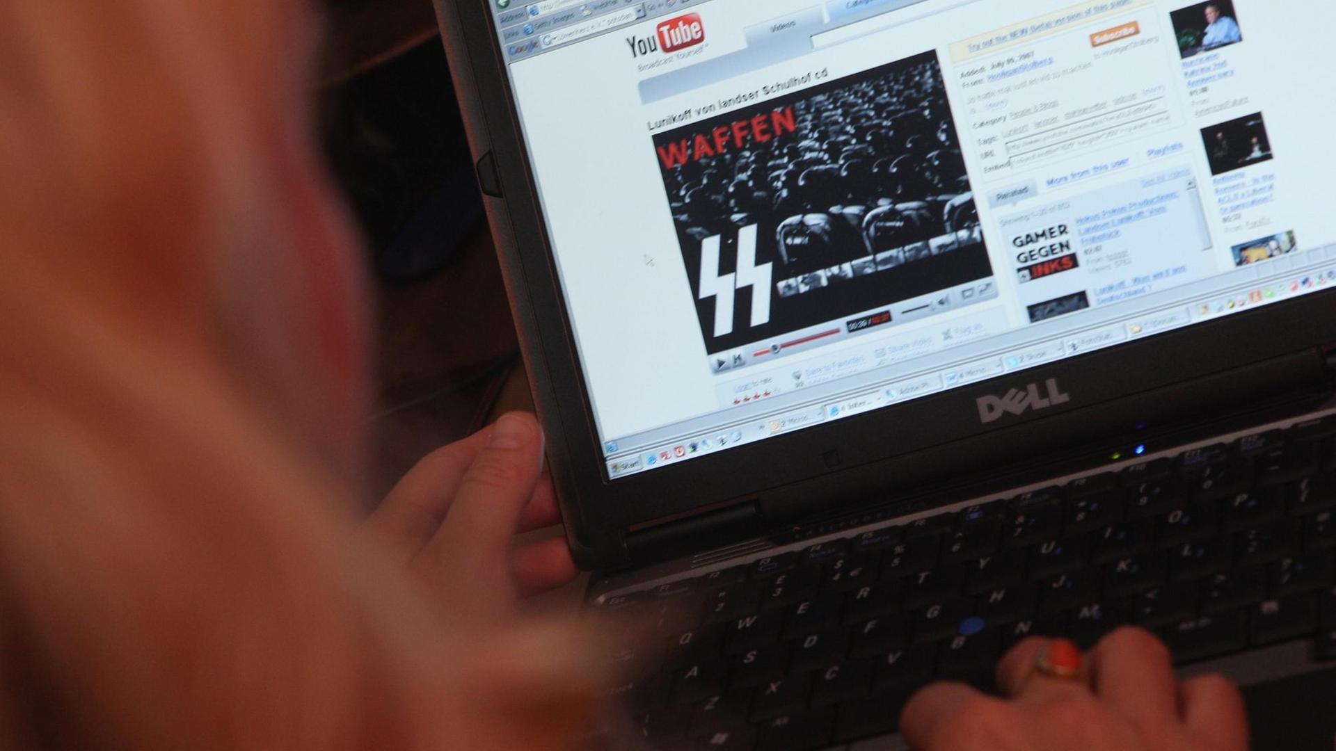 Das Bild zeigt einen Screenshot von der Videoplattform YouTube, auf dem Neonazi-Symbolen abgebildet sind. Das Bild zeigt einen Screenshot von der Videoplattform YouTube, auf dem Neonazi-Symbolen abgebildet sind.