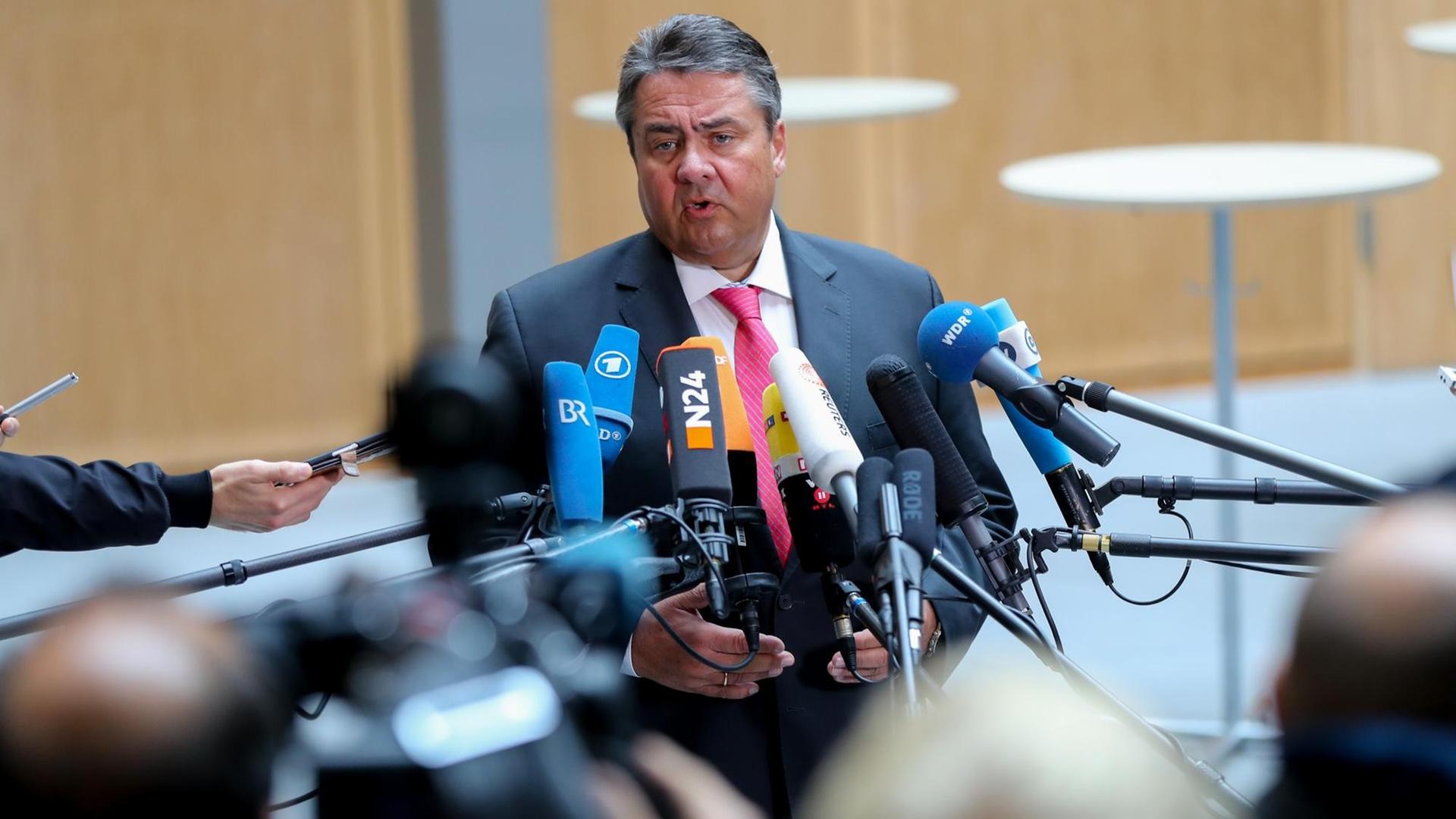 Bundeswirtschaftsminister Sigmar Gabriel (SPD) spricht am 13.10.2016 in Berlin in der Landesvertretung von Nordrhein-Westfalen zur Entscheidung des Bundesverfassungsgerichts über die Eilanträge gegen das Freihandelsabkommen Ceta der EU mit Kanada. Bundeswirtschaftsminister Sigmar Gabriel (SPD) spricht am 13.10.2016 in Berlin in der Landesvertretung von Nordrhein-Westfalen zur Entscheidung des Bundesverfassungsgerichts über die Eilanträge gegen das Freihandelsabkommen Ceta der EU mit Kanada.