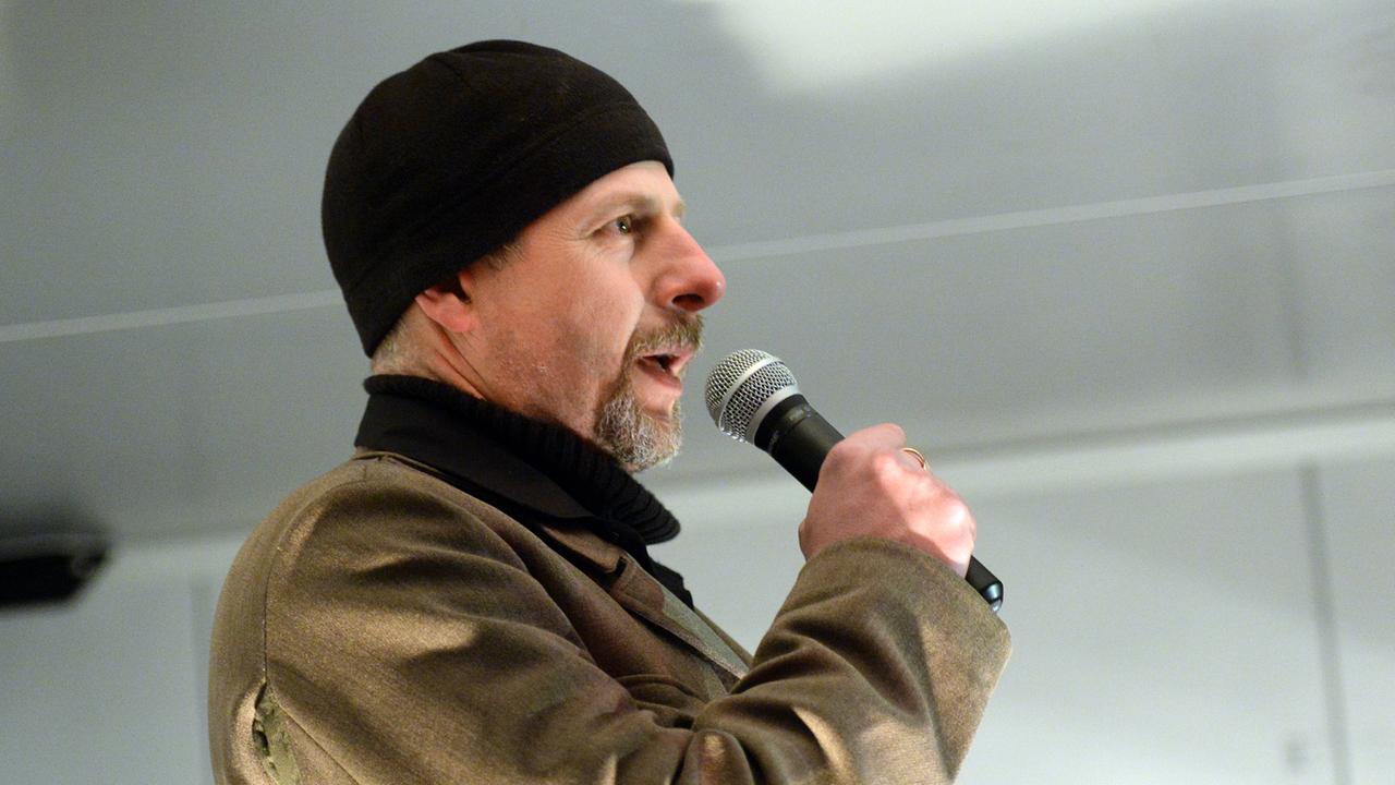 Der Publizist und Verleger Götz Kubitschek spricht am 9. Feburar 2015 zu Anhängern des islamkritischen Pegida-Bündnisses vor der Frauenkirche in Dresden (Sachsen).