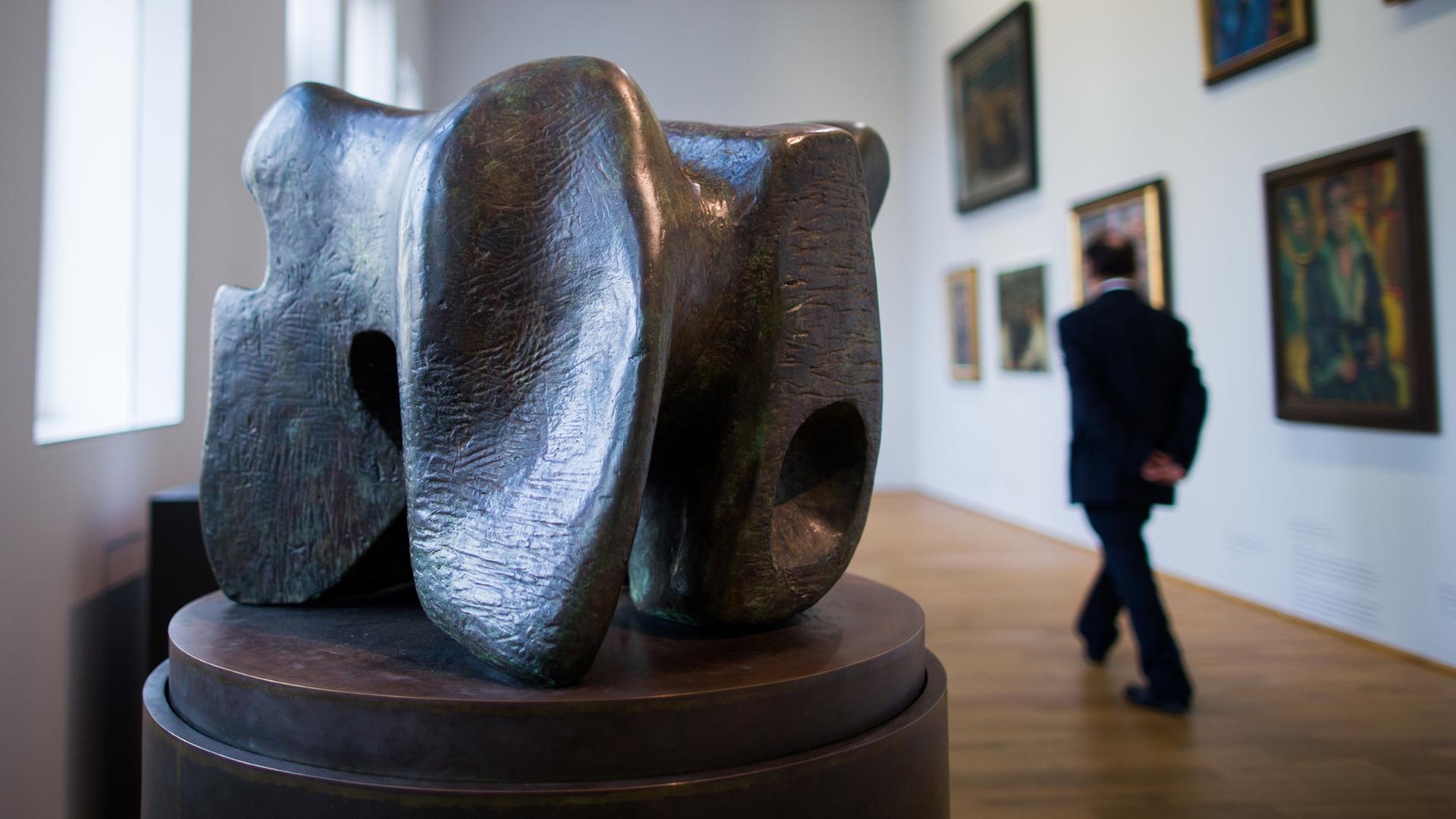 Die Skulptur "Stein Denkmal" (1961/1969) von Henry Moore (1898 - 1986) im LWL Museum für Kunst und Kultur in Münster. Wieder wird hochkarätige Kunst aus Nordrhein-Westfalen verkauft. Die WestLB-Nachfolgerin Portigon bestätigte konkrete Pläne zur Veräußerung ihrer Kunstsammlung. Die Skulptur "Stein Denkmal" (1961/1969) von Henry Moore (1898 - 1986) im LWL Museum für Kunst und Kultur in Münster. Wieder wird hochkarätige Kunst aus Nordrhein-Westfalen verkauft. Die WestLB-Nachfolgerin Portigon bestätigte konkrete Pläne zur Veräußerung ihrer Kunstsammlung.