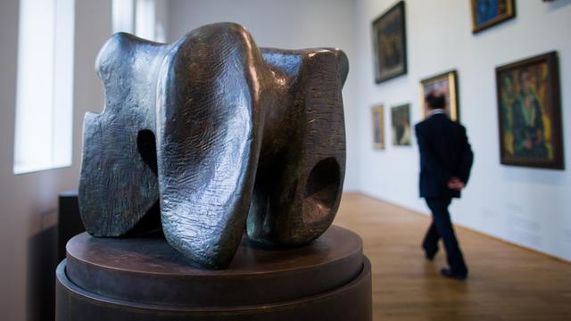Die Skulptur "Stein Denkmal" (1961/1969) von Henry Moore (1898 - 1986) im LWL Museum für Kunst und Kultur in Münster. Wieder wird hochkarätige Kunst aus Nordrhein-Westfalen verkauft. Die WestLB-Nachfolgerin Portigon bestätigte konkrete Pläne zur Veräußerung ihrer Kunstsammlung.