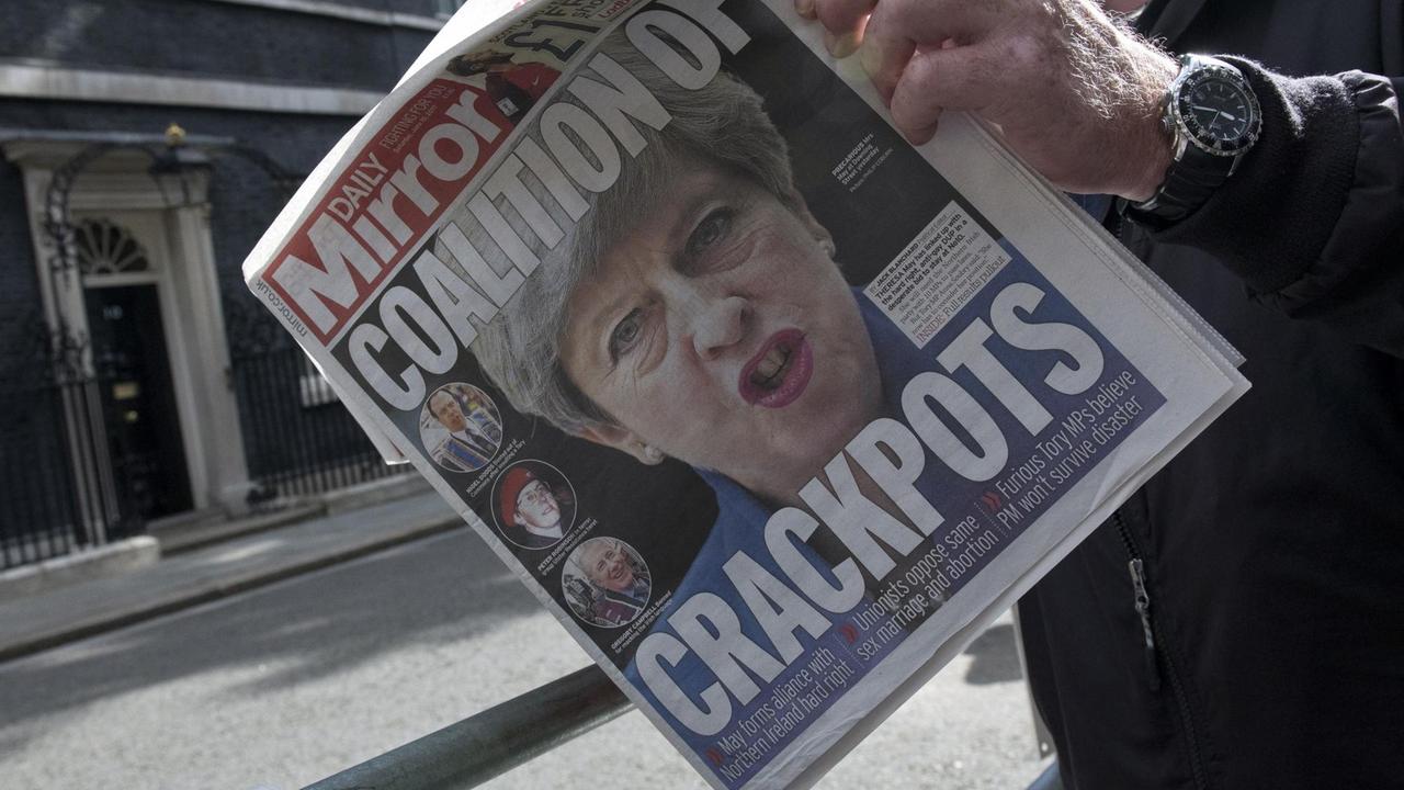 "Koalition der Irren" titelt die Boulevard-Zeitung "Daily Mirror" mit Blick auf Mays angestrebte Minderheitsregierung (10.6.2017).