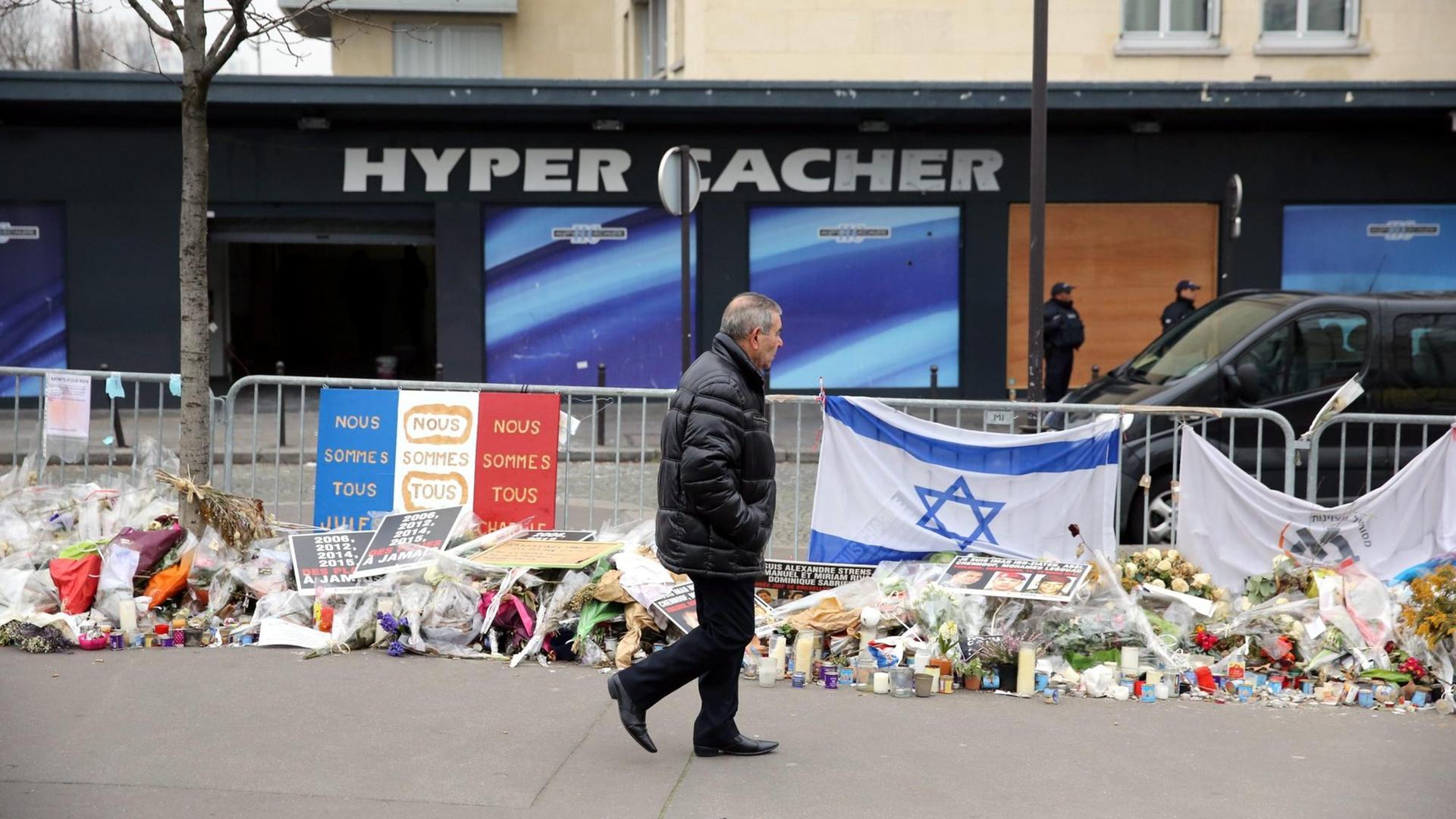 Blumen vor dem jüdischen Supermarkt "Hyper Cacher" am 09. Januar 2015, in dem am 09. Januar 2015 vier jüdische Geiseln im Zuge einer Geiselnahme durch islamistische Terroristen ums Leben kamen. Blumen vor dem jüdischen Supermarkt "Hyper Cacher" am 09. Januar 2015, in dem am 09. Januar 2015 vier jüdische Geiseln im Zuge einer Geiselnahme durch islamistische Terroristen ums Leben kamen.