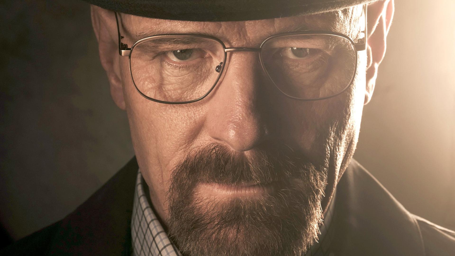 Der Schauspieler Bryan Cranston in seiner Rolle als Walter White in der Serie "Breaking Bad", Mann mit Hut, Brille und Vollbart, schaut in die Kamera, Portrait Der Schauspieler Bryan Cranston in seiner Rolle als Walter White in der Serie "Breaking Bad", Mann mit Hut, Brille und Vollbart, schaut in die Kamera, Portrait
