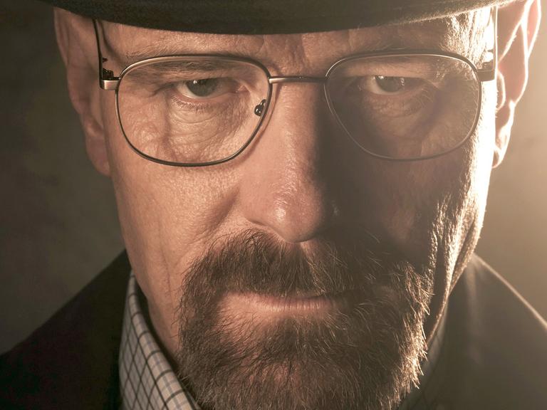 Der Schauspieler Bryan Cranston in seiner Rolle als Walter White in der Serie "Breaking Bad", Mann mit Hut, Brille und Vollbart, schaut in die Kamera, Portrait
