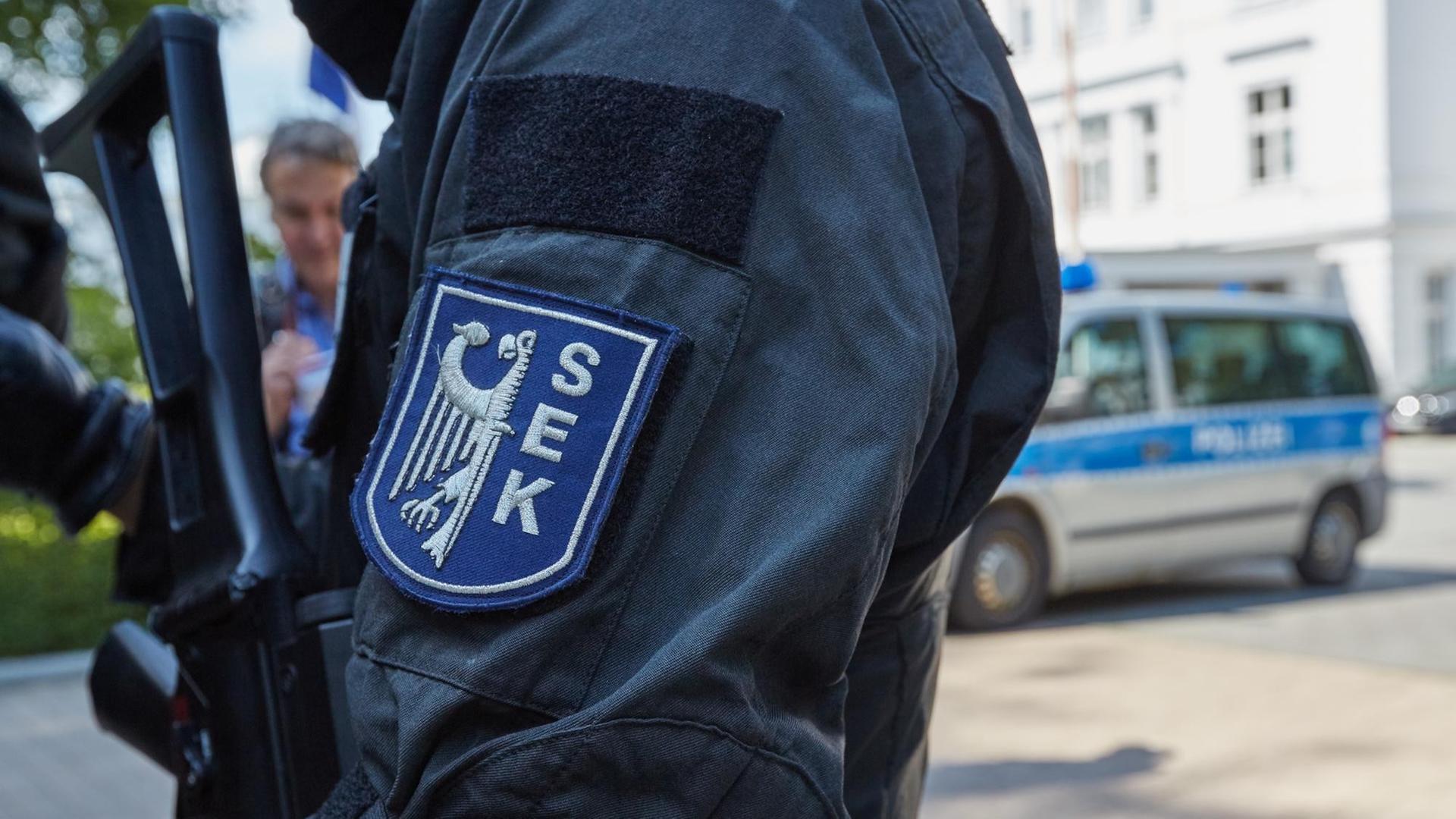 SEK-Abzeichen an der Uniform eines Polizisten eines Sondereinsatzkommandos, aufgenommen in Heiligendamm (Mecklenburg-Vorpommern) SEK-Abzeichen an der Uniform eines Polizisten eines Sondereinsatzkommandos, aufgenommen in Heiligendamm (Mecklenburg-Vorpommern)